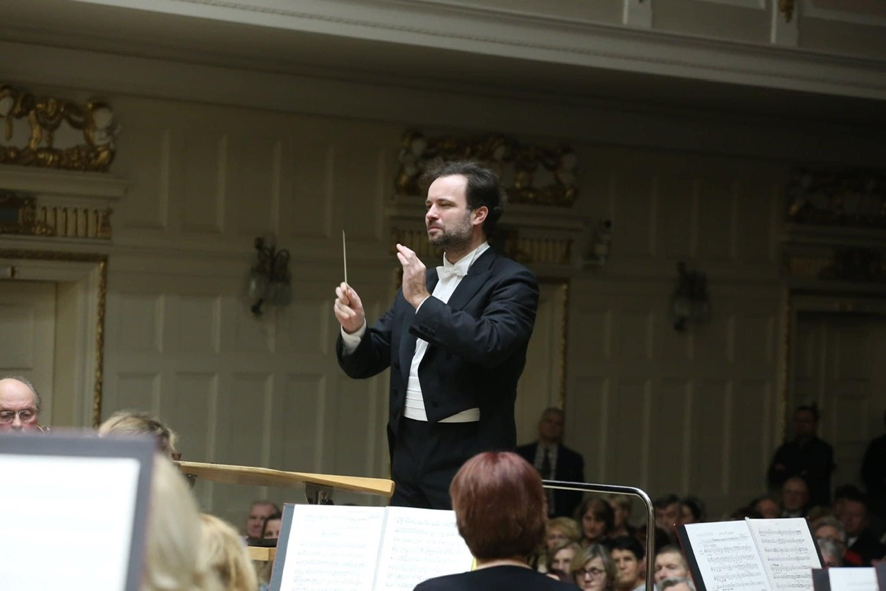 Zdjęcie -  - O nadchodzącym sezonie artystycznym Filharmonii Poznańskiej opowiada szef-dyrygent Łukasz Borowicz